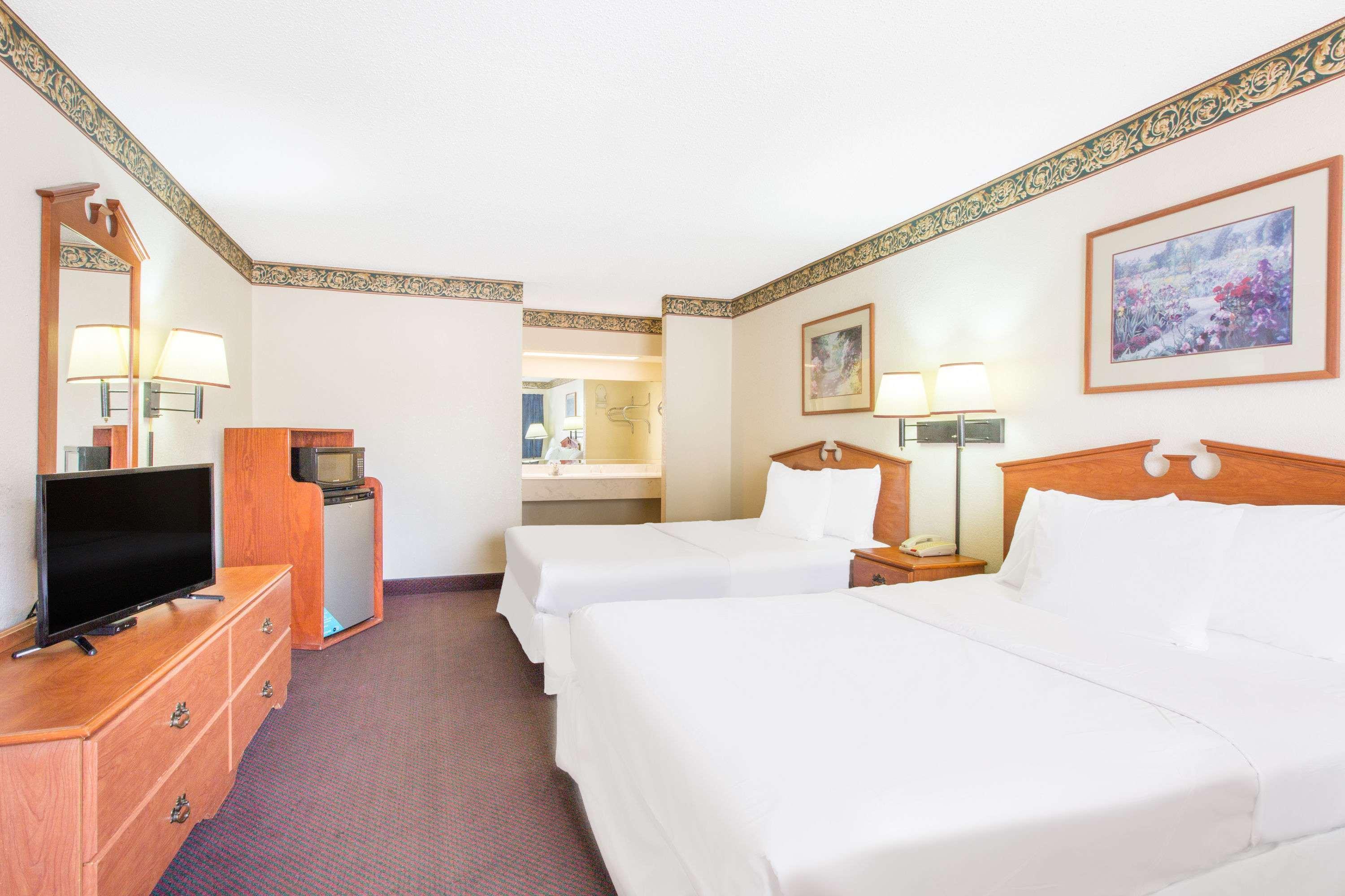 Days Inn & Suites By Wyndham Marshall Εξωτερικό φωτογραφία