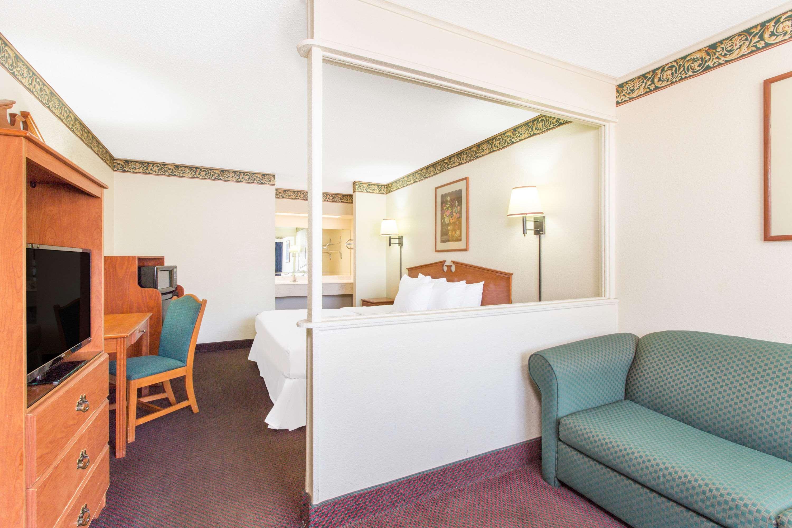 Days Inn & Suites By Wyndham Marshall Εξωτερικό φωτογραφία