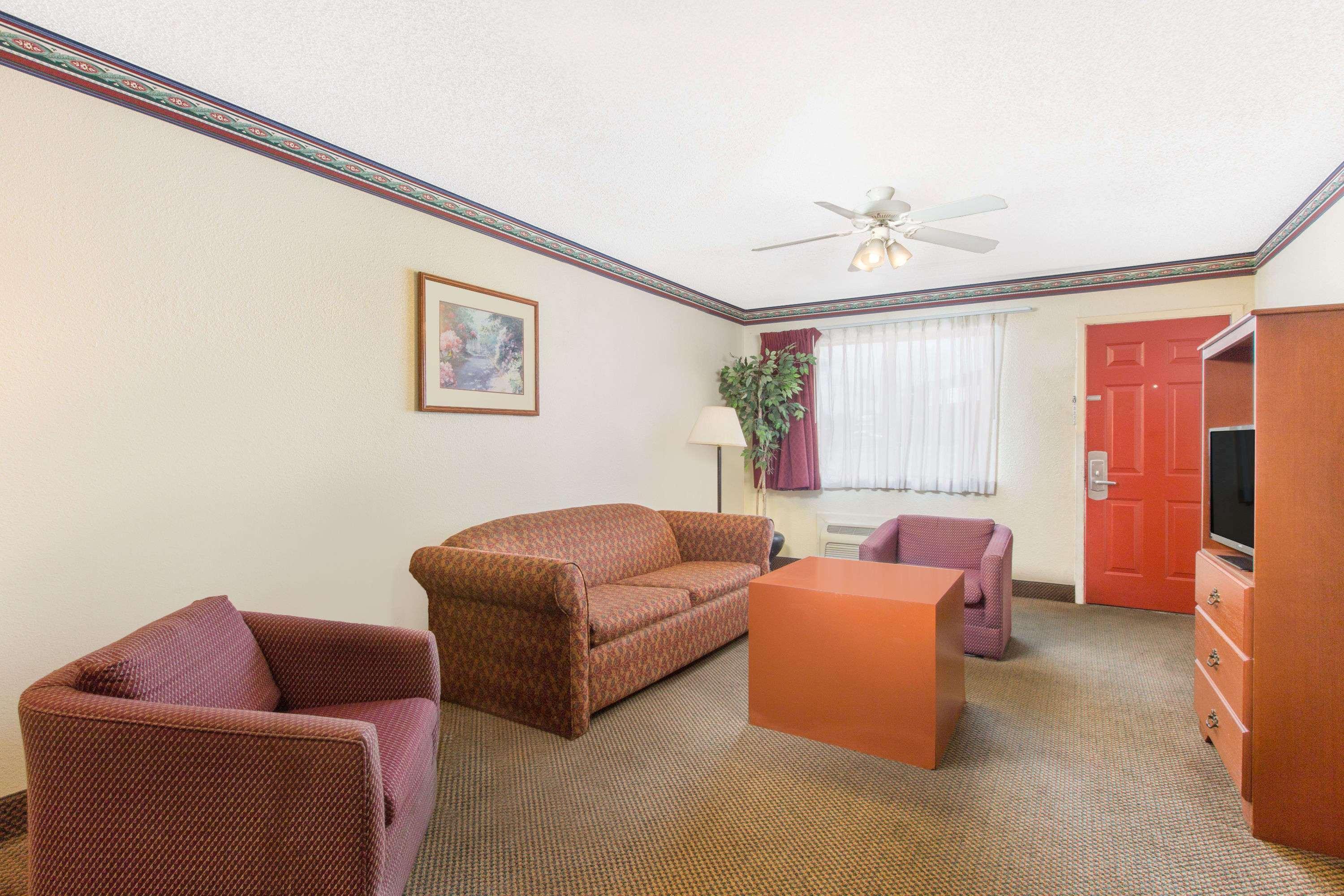 Days Inn & Suites By Wyndham Marshall Εξωτερικό φωτογραφία