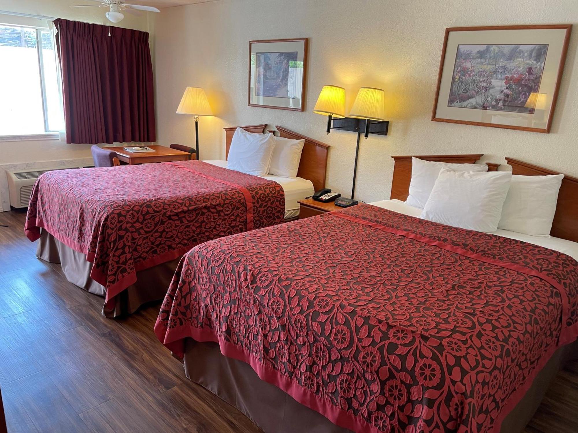 Days Inn & Suites By Wyndham Marshall Εξωτερικό φωτογραφία